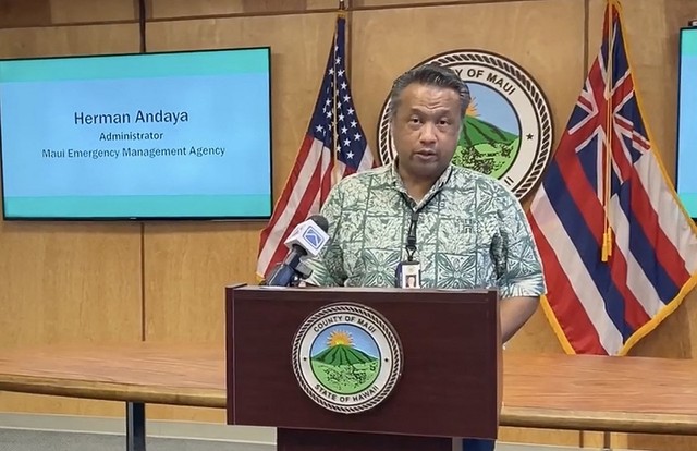Quan chức tại Hawaii từ chức sau thảm họa cháy rừng - Ảnh 1.