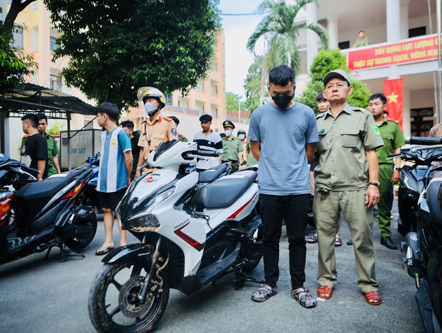 TP.HCM: Tạm giữ hình sự 25 người tụ tập đua xe trên cầu Sài Gòn - Ảnh 1.