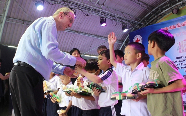 Trong hình là ông David Charles Riddle - CEO của Tập đoàn Tân Hiệp Phát trao quà cho trẻ em tại các mái ấm tình thương tại Bình Dương