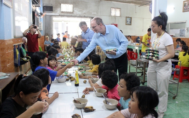 Ông David Charles Riddle - CEO của Tập đoàn Tân Hiệp Phát trao quà cho trẻ em tại các mái ấm tình thương tại Bình Dương vào đầu tháng 8 vừa qua