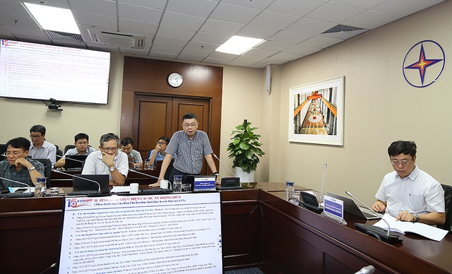 Tổng giám đốc EVNNPT Phạm Lê Phú (đứng) báo cáo tại cuộc họp