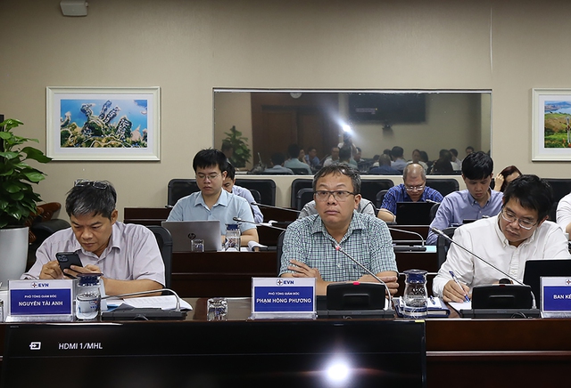 Phó tổng giám đốc EVN Phạm Hồng Phương (ngồi giữa) phát biểu tại cuộc họp