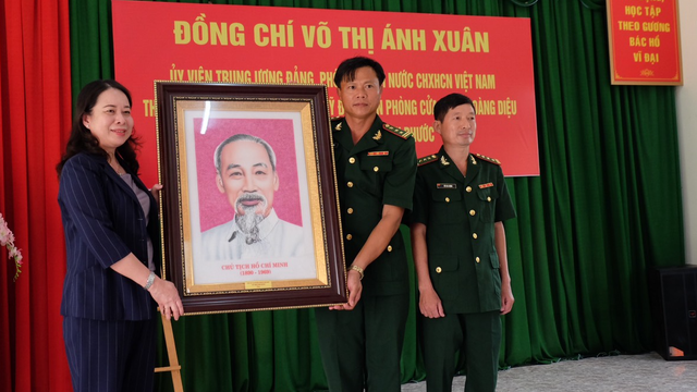  Phó Chủ tịch nước Võ Thị Ánh Xuân tặng quà gia đình chính sách tại Bình Phước - Ảnh 3.