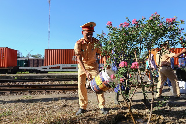CSGT tỉnh Thừa Thiên - Huế tham gia trồng hoa làm đẹp ga Huế - Ảnh 1.