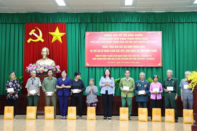  Phó Chủ tịch nước Võ Thị Ánh Xuân tặng quà gia đình chính sách tại Bình Phước - Ảnh 1.