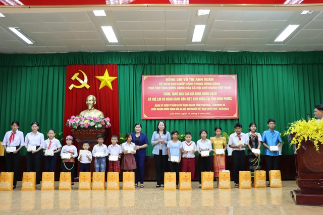  Phó Chủ tịch nước Võ Thị Ánh Xuân tặng quà gia đình chính sách tại Bình Phước - Ảnh 2.