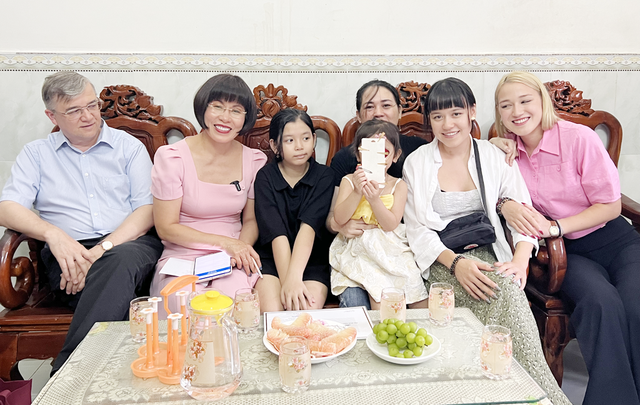 Cùng con đi tiếp cuộc đời: Cuộc gặp gỡ xúc động của nữ tiến sĩ Việt kiều - Ảnh 1.