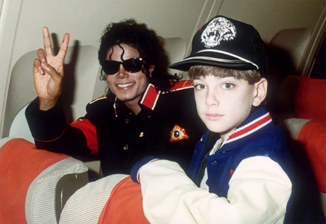 Hai người tố cáo Michael Jackson lạm dụng tình dục chuẩn bị hầu tòa - Ảnh 3. Hai người tố cáo Michael Jackson lạm dụng tình dục chuẩn bị hầu tòa - Ảnh 3.