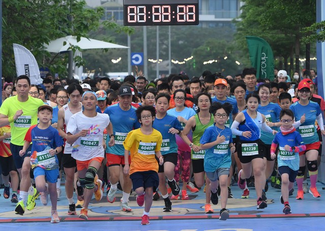 Giải chạy bán marathon vòng quanh hồ Tây trở lại - Ảnh 1.