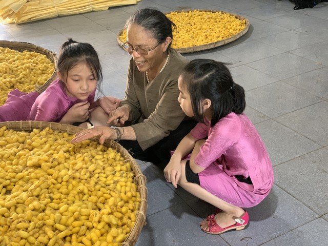 Huấn luyện &quot;công nhân&quot; tằm tự dệt, nghệ nhân Phùng Xá khiến giới thời trang phát sốt - Ảnh 10.