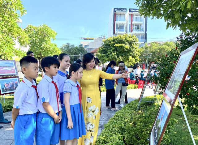 Triển lãm ảnh 'Hoàng Sa - Trường Sa trong lòng Quảng Ngãi' - Ảnh 4. Triển lãm ảnh 'Hoàng Sa - Trường Sa trong lòng Quảng Ngãi' - Ảnh 4.