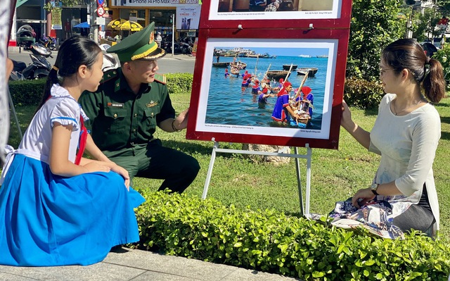 Triển lãm ảnh 'Hoàng Sa - Trường Sa trong lòng Quảng Ngãi' - Ảnh 2.