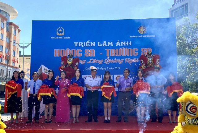 Triển lãm ảnh 'Hoàng Sa - Trường Sa trong lòng Quảng Ngãi' - Ảnh 1. Triển lãm ảnh 'Hoàng Sa - Trường Sa trong lòng Quảng Ngãi' - Ảnh 1.