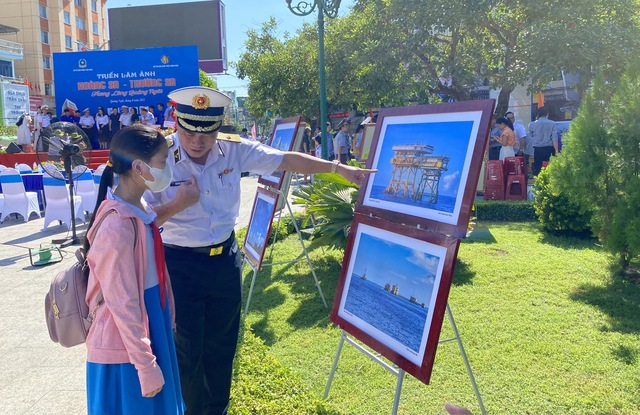 Triển lãm ảnh 'Hoàng Sa - Trường Sa trong lòng Quảng Ngãi' - Ảnh 5. Triển lãm ảnh 'Hoàng Sa - Trường Sa trong lòng Quảng Ngãi' - Ảnh 5.
