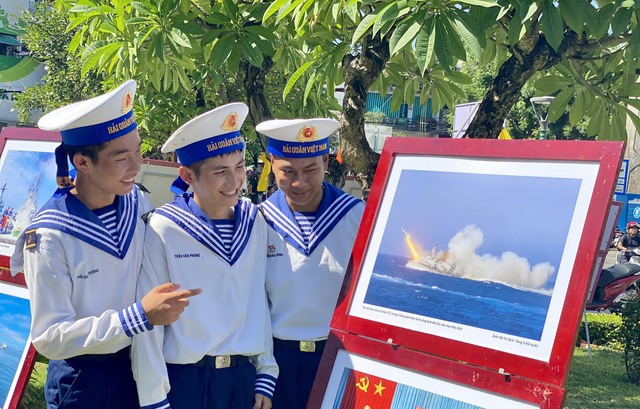 Triển lãm ảnh 'Hoàng Sa - Trường Sa trong lòng Quảng Ngãi' - Ảnh 3. Triển lãm ảnh 'Hoàng Sa - Trường Sa trong lòng Quảng Ngãi' - Ảnh 3.