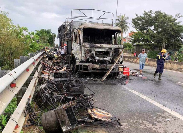 Quảng Nam: Xe tải cháy trơ khung trên Quốc lộ 1 lúc rạng sáng - Ảnh 2.