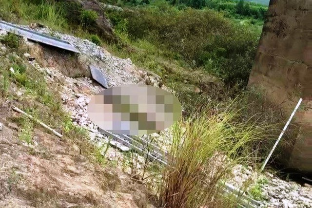 Quảng Nam: Lan can cầu bị đổ kéo theo nam công nhân rơi xuống đất, tử vong - Ảnh 1.