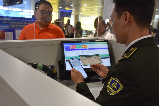 Dùng VNeID làm thủ tục đi máy bay có nhanh hơn căn cước công dân? - Ảnh 1.