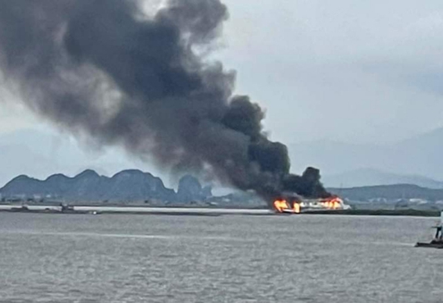 Hải Phòng: Cháy tàu du lịch của Quảng Ninh đang neo đậu tại Lạch huyện - Ảnh 2.