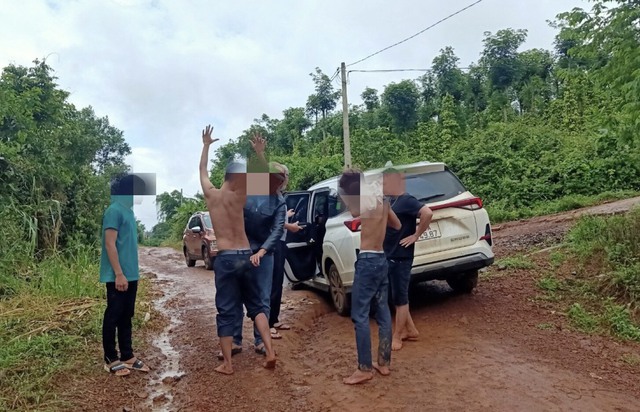 Công an tạm giữ nhóm nghi phạm từ Đắk Nông qua Lâm Đồng bắt ‘con nợ’ - Ảnh 1. Công an tạm giữ nhóm nghi phạm từ Đắk Nông qua Lâm Đồng bắt ‘con nợ’ - Ảnh 1.