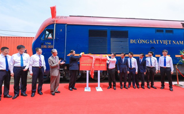 Đường sắt đón chuyến tàu dài 2.700 km đầu tiên nối Thạch Gia Trang - Hà Nội - Ảnh 1.