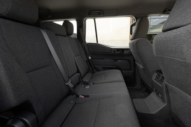 Toyota Land Cruiser Prado 2024 khởi điểm hơn 1,2 đồng, 'đe dọa' Land Rover Defender - Ảnh 4. Toyota Land Cruiser Prado 2024 khởi điểm hơn 1,2 đồng, 'đe dọa' Land Rover Defender - Ảnh 4.