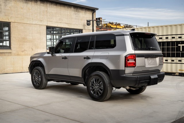 Toyota Land Cruiser Prado 2024 khởi điểm hơn 1,2 đồng, 'đe dọa' Land Rover Defender - Ảnh 2. Toyota Land Cruiser Prado 2024 khởi điểm hơn 1,2 đồng, 'đe dọa' Land Rover Defender - Ảnh 2.