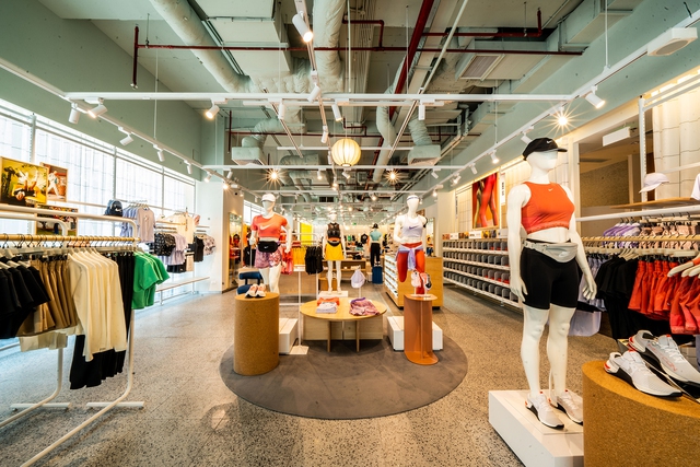 Không gian mua sắm Nike Vincom Bà Triệu đa dạng hóa sản phẩm theo nhu cầu khách hàng địa phương