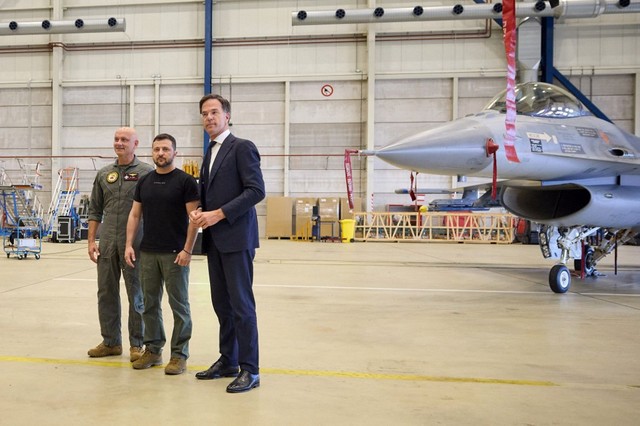 Tổng thống Zelensky thăm Hà Lan, xem xét tiêm kích F-16 - Ảnh 1.