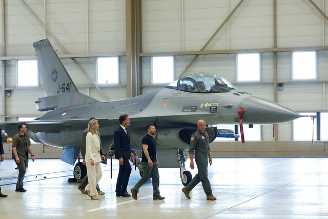Tổng thống Zelensky thăm Hà Lan, xem xét tiêm kích F-16 - Ảnh 2.