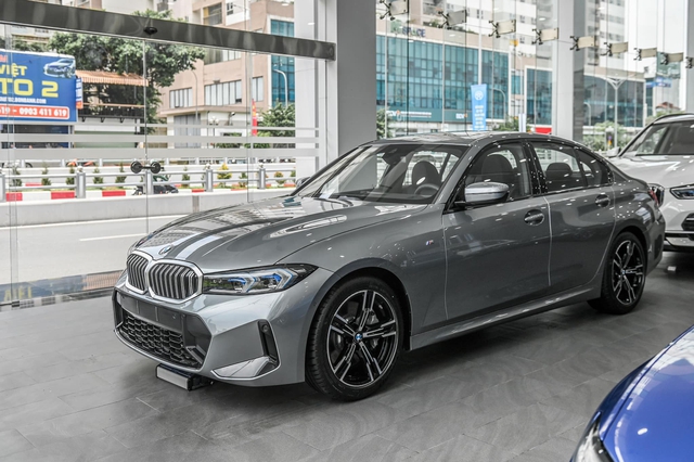 BMW 3-Series 2023 giá thấp hơn cả Toyota Camry, 'dò đáy' mới tại đại lý   - Ảnh 1.