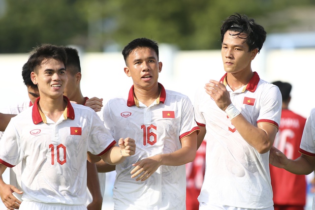 HLV Hoàng Anh Tuấn 'xắn tay' vá lỗi cho U.23 Việt Nam - Ảnh 4.