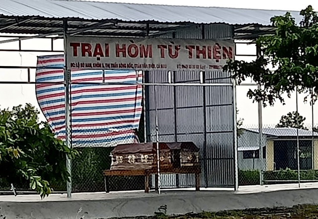 Cà Mau: Đã di dời hòm đặt ở công trình xây dựng trái phép  - Ảnh 1.