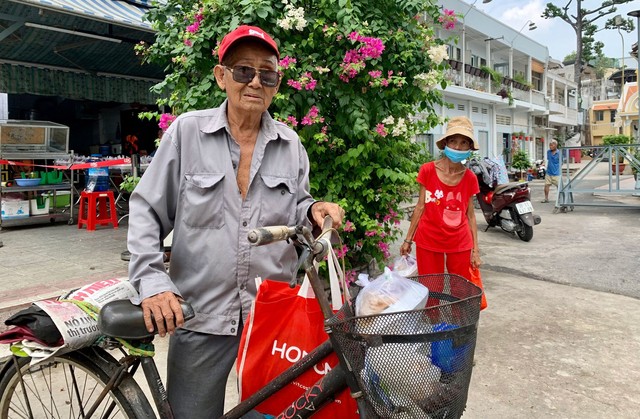 Suốt 10 năm, bếp ăn tình thương ở nhà thờ giúp người khó khăn ấm bụng - Ảnh 2.