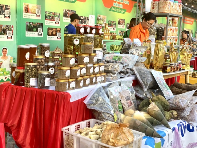 Quảng Ngãi: Hơn 400 sản phẩm khởi nghiệp được bày bán tại phiên chợ thanh niên - Ảnh 2.