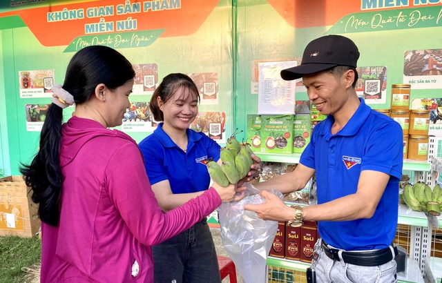 Quảng Ngãi: Hơn 400 sản phẩm khởi nghiệp được bày bán tại phiên chợ thanh niên - Ảnh 3.