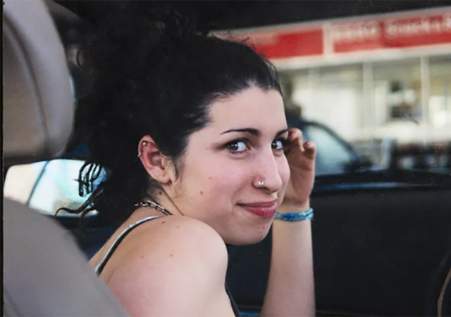 Những bức ảnh chưa từng công bố của Amy Winehouse được chia sẻ trong cuốn sách mới - Ảnh 1.