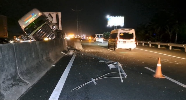 Tai nạn trên cao cao tốc TP.HCM - Trung Lương gây kẹt xe hơn 5 km  - Ảnh 4.
