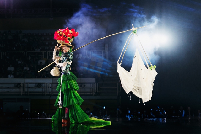 Đằng sau những bộ trang phục dân tộc ‘cồng kềnh’ ở Miss Grand Vietnam 2023 - Ảnh 7.