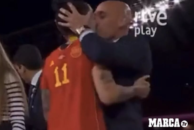 Chủ tịch Liên đoàn Bóng đá Tây Ban Nha gây tranh cãi khi hôn nữ cầu thủ - Ảnh 1.