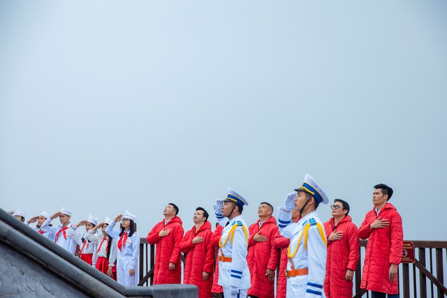 Đội tuyển bóng đá nữ Việt Nam rước đuốc, thượng cờ trên đỉnh thiêng Fansipan  - Ảnh 1.