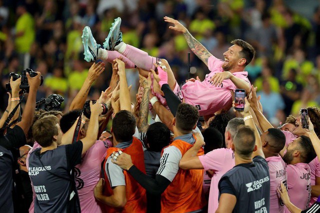Messi gây bão khi thân mật với vợ chồng David Beckham - Ảnh 2. Messi gây bão khi thân mật với vợ chồng David Beckham - Ảnh 2.