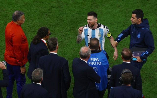 Messi giải thích lý do phản ứng HLV Van Gaal - Ảnh 1.