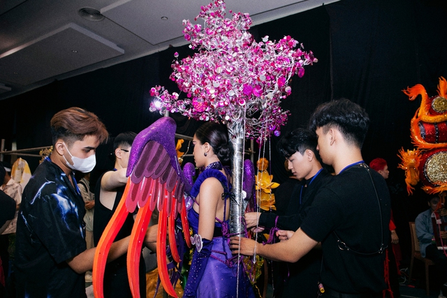 Đằng sau những bộ trang phục dân tộc ‘cồng kềnh’ ở Miss Grand Vietnam 2023 - Ảnh 8.