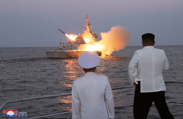 Lãnh đạo Kim Jong-un giám sát cuộc thử tên lửa, Tổng thống Hàn Quốc gửi thông điệp - Ảnh 1.