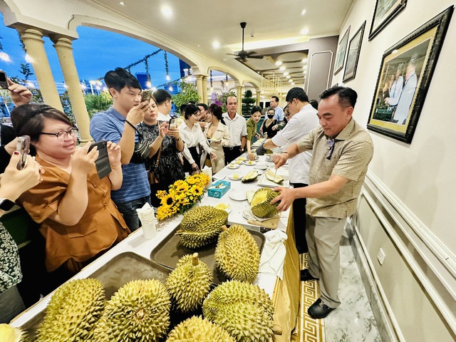 Bầu Đức mang sầu riêng, chuối, thịt heo đãi cổ đông kèm những lời ‘gan ruột’ - Ảnh 3.