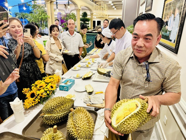 Bầu Đức mang sầu riêng, chuối, thịt heo đãi cổ đông kèm những lời ‘gan ruột’ - Ảnh 4.