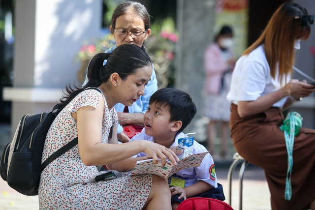 Sáng nay học sinh lớp 1 toàn TP.HCM tựu trường - Ảnh 5.