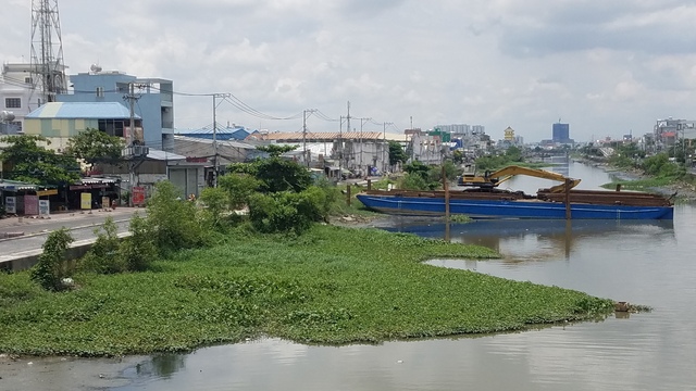 Thi công bờ kè bến Phú Định gây nứt nhà dân - Ảnh 6.