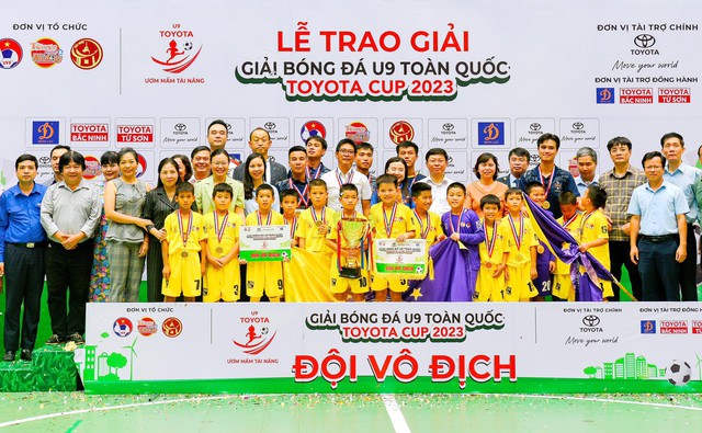 Lứa hậu duệ CLB Hà Nội của Văn Quyết vô địch giải đấu 'nhí' nhất Việt Nam - Ảnh 3.